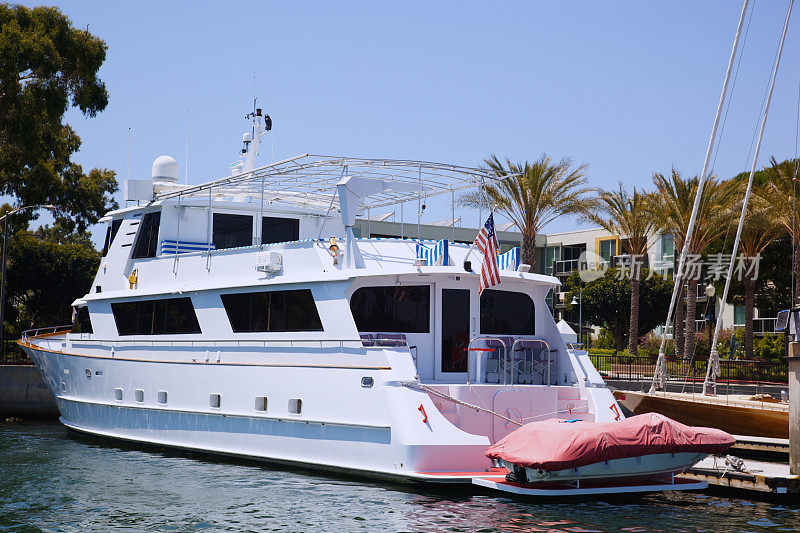 在Marina Del Rey的Slip大型白色游艇